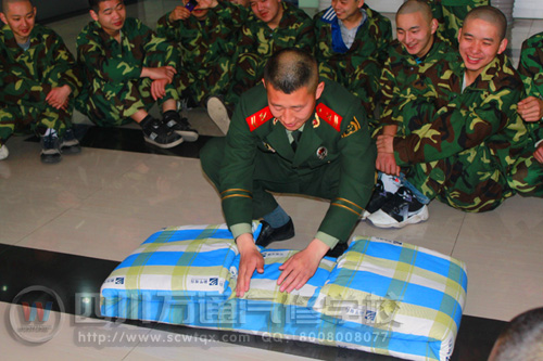 成都萬通汽修學(xué)校 教官教學(xué)生疊軍被