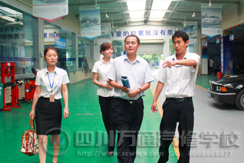 黃河助理一行人參觀我校整車實(shí)訓(xùn)室