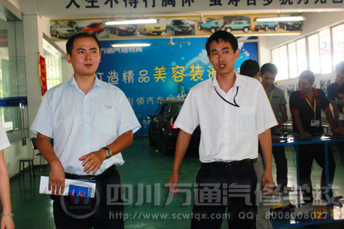 參觀我校汽車美容實(shí)訓(xùn)室