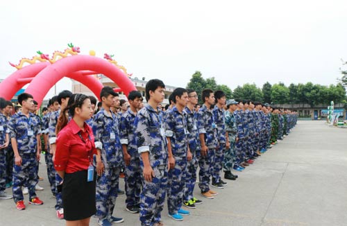 同學(xué)們列隊站好 準(zhǔn)備著展現(xiàn)軍訓(xùn)的成果