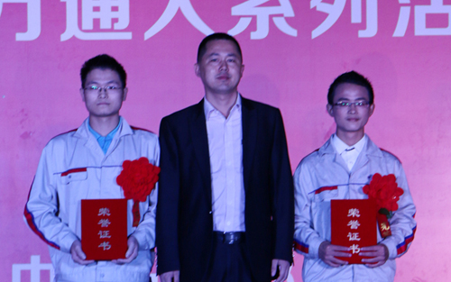 校領(lǐng)導(dǎo)為第四屆全國職業(yè)規(guī)劃演講大賽總決賽獲獎(jiǎng)選手頒獎(jiǎng)