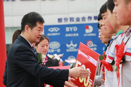 李校長為獎(jiǎng)學(xué)金學(xué)子頒獎(jiǎng)并給予鼓勵(lì)