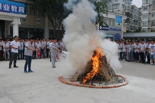 學(xué)生正在現(xiàn)場滅火