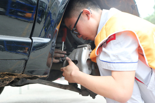 成都萬(wàn)通的學(xué)生正在檢查車(chē)輪