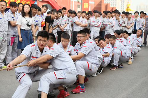 張運(yùn)帶領(lǐng)全班同學(xué)參加拔河比賽