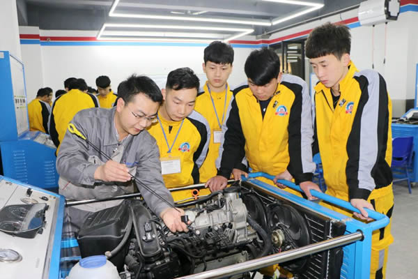 成都萬(wàn)通師資汽車(chē)實(shí)訓(xùn)臺(tái)架分組教學(xué)