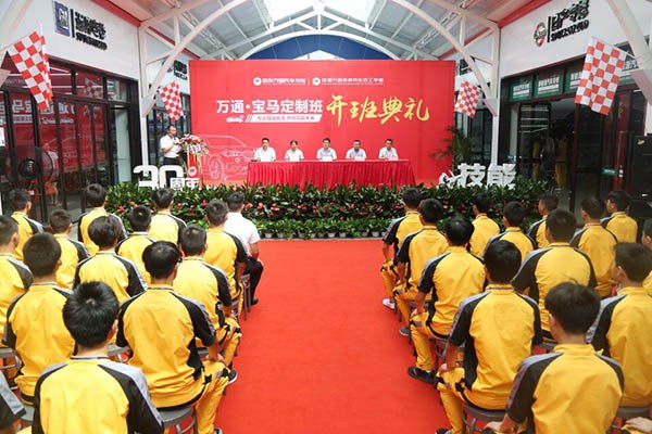 開班儀式上學(xué)校領(lǐng)導(dǎo)為班干部頒發(fā)聘任書