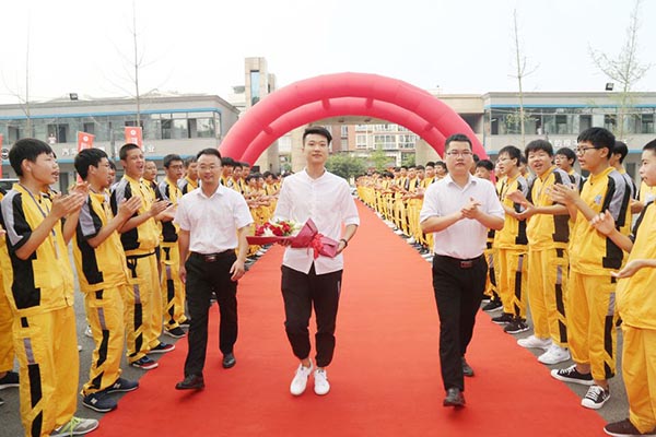 成都萬(wàn)通師生熱烈歡迎楊山巍的到來(lái)